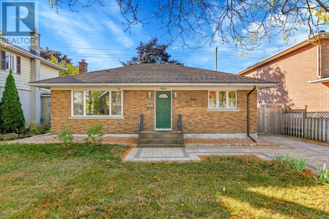 934 Smyth Road, Ottawa, Ontario  K1G 1P6 - Photo 2 - X12466209