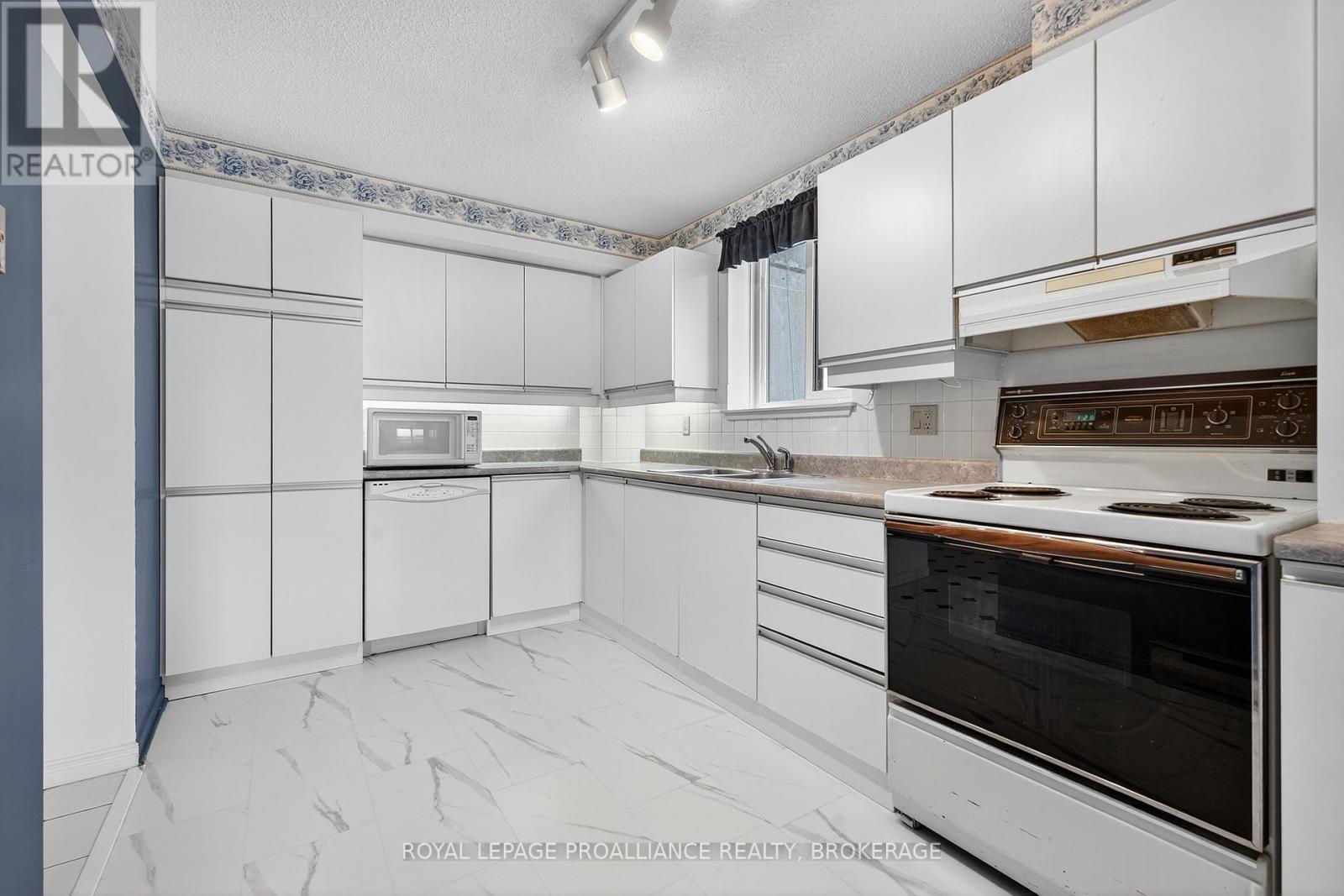 1006 - 257 Bath Road, Kingston, Ontario  K7M 7T3 - Photo 10 - X12467685