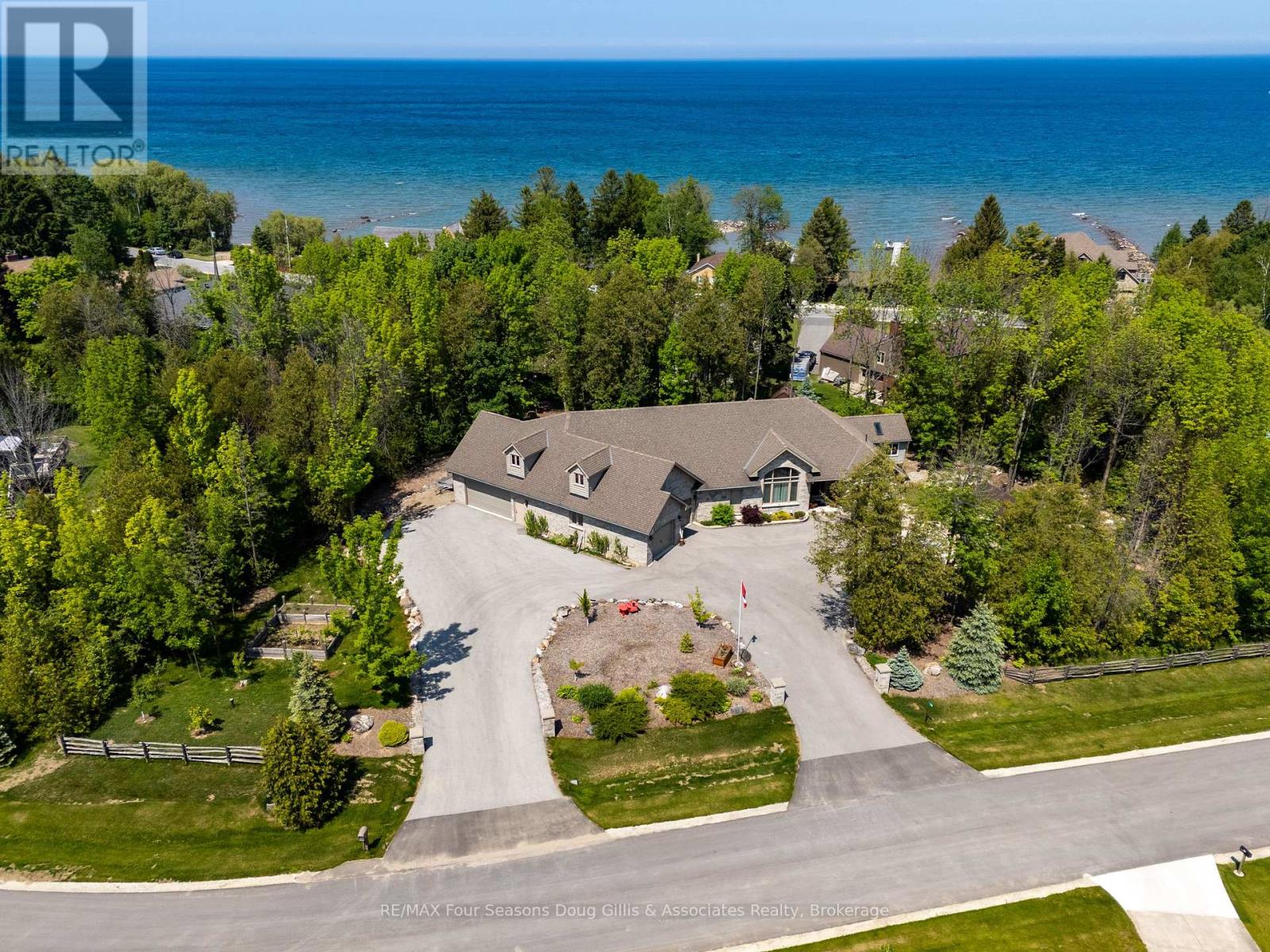 135 Algonquin Drive, Meaford, Ontario  N4L 0A7 - Photo 2 - X12467675