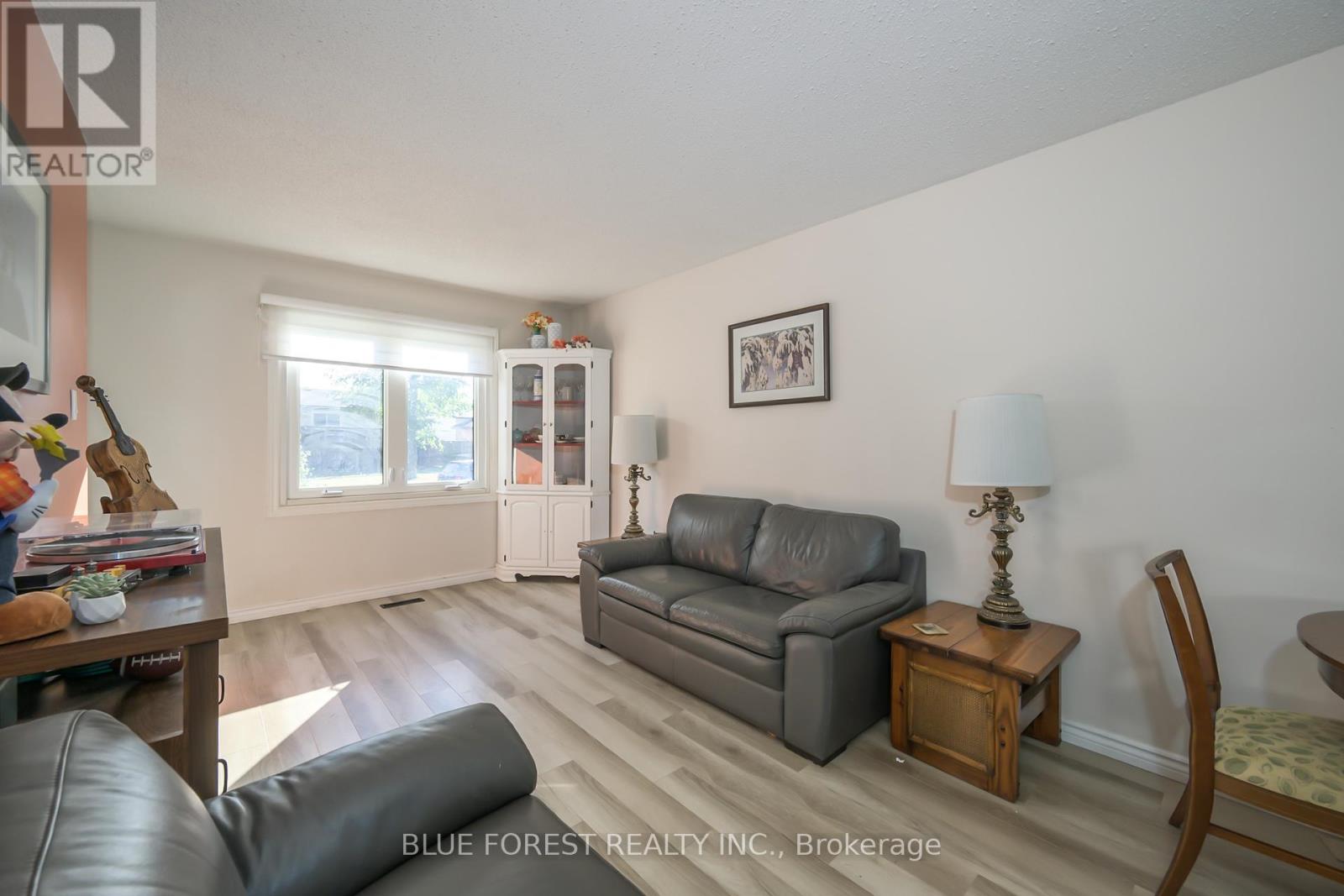 162 Olympic Crescent, London North, Ontario  N6G 3P7 - Photo 2 - X12467660