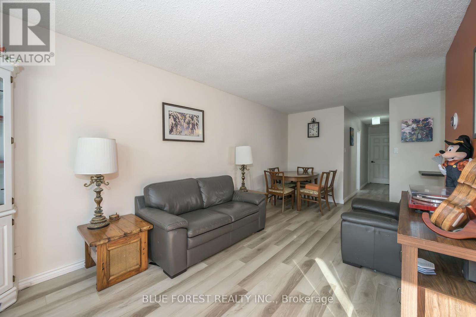 162 Olympic Crescent, London North, Ontario  N6G 3P7 - Photo 3 - X12467660