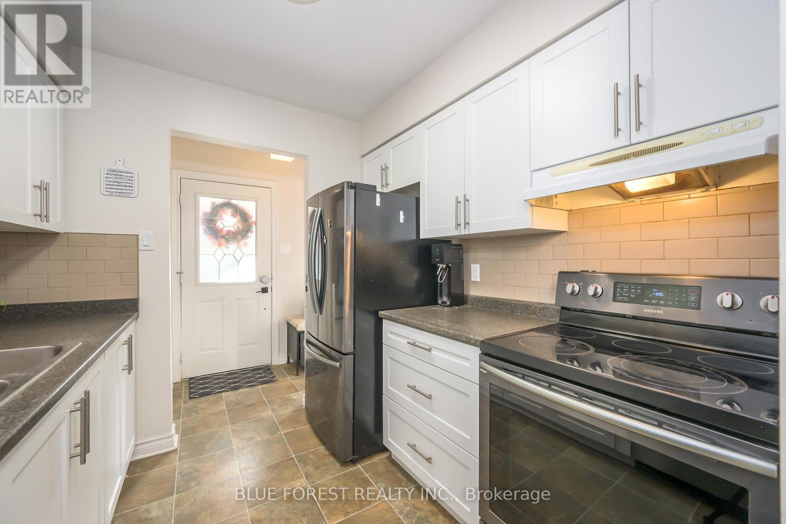 162 Olympic Crescent, London North, Ontario  N6G 3P7 - Photo 5 - X12467660