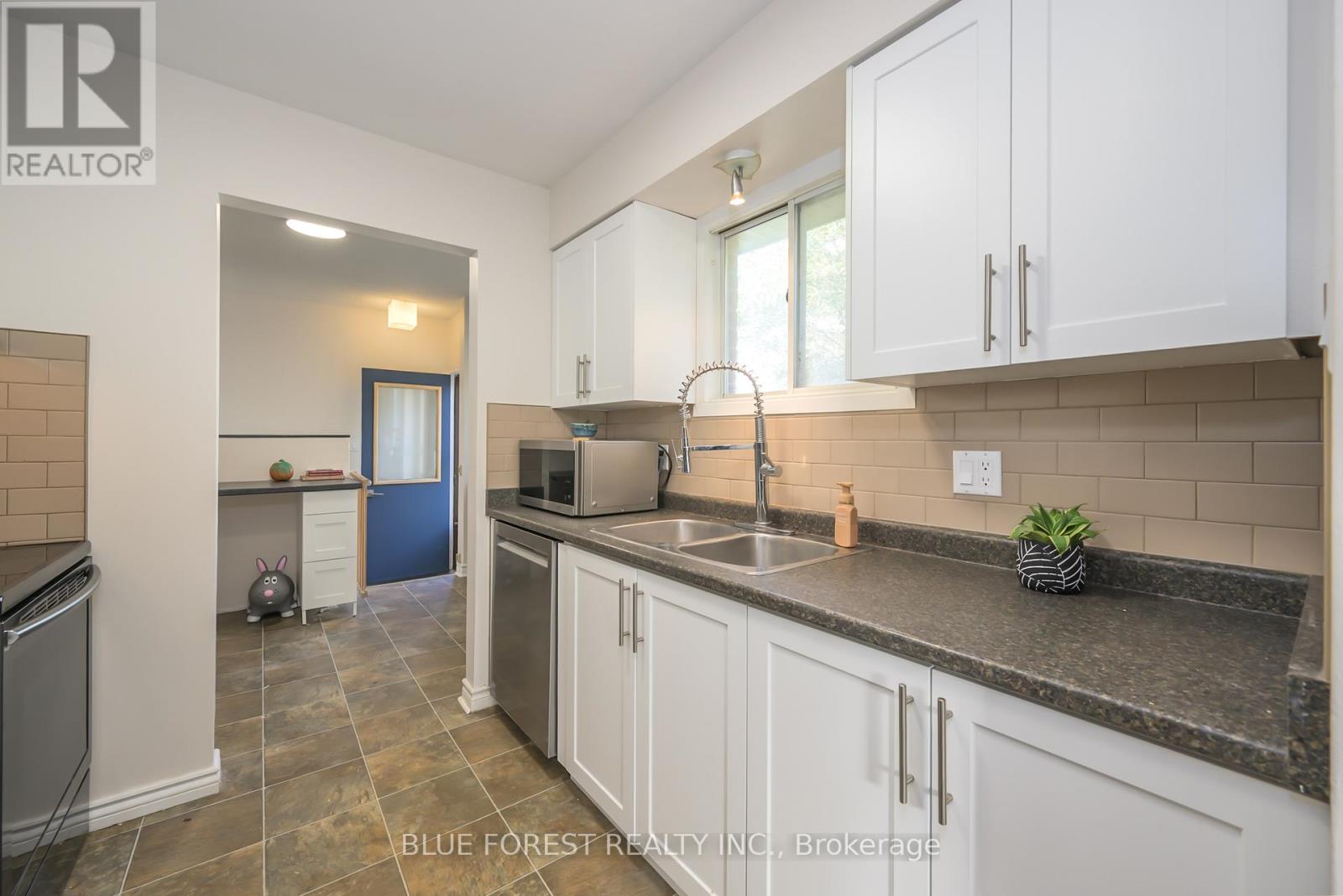 162 Olympic Crescent, London North, Ontario  N6G 3P7 - Photo 6 - X12467660
