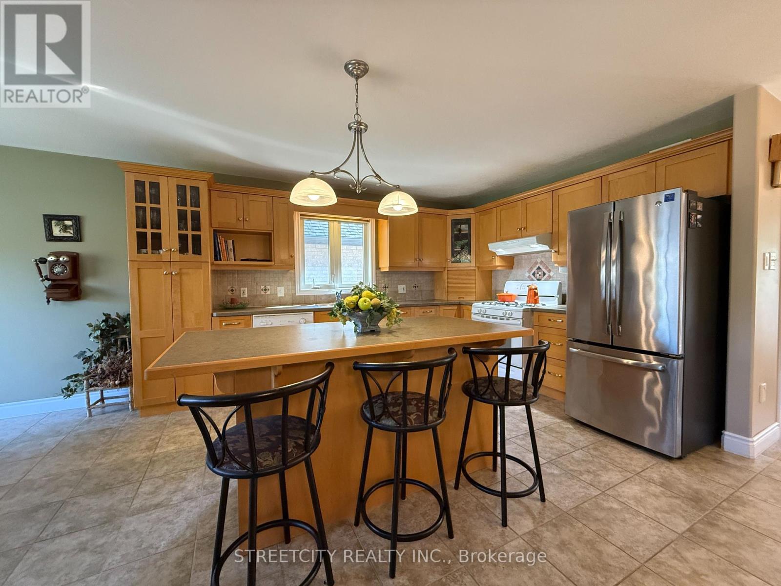 126 Stathis Boulevard, Sarnia, Ontario  N7S 5T5 - Photo 4 - X12467682