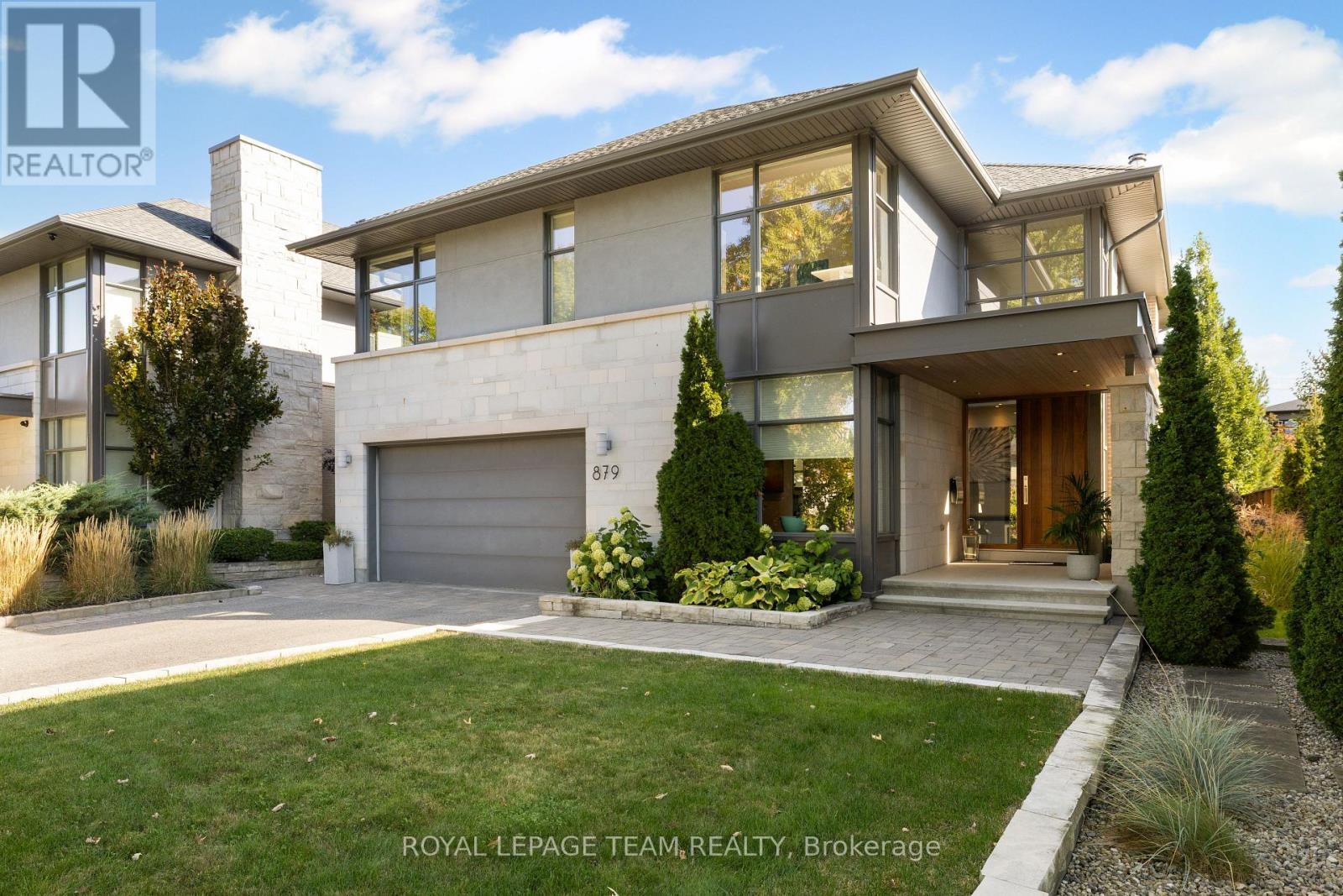 879 Winnington Avenue, Ottawa, Ontario  K2B 5C4 - Photo 2 - X12467786