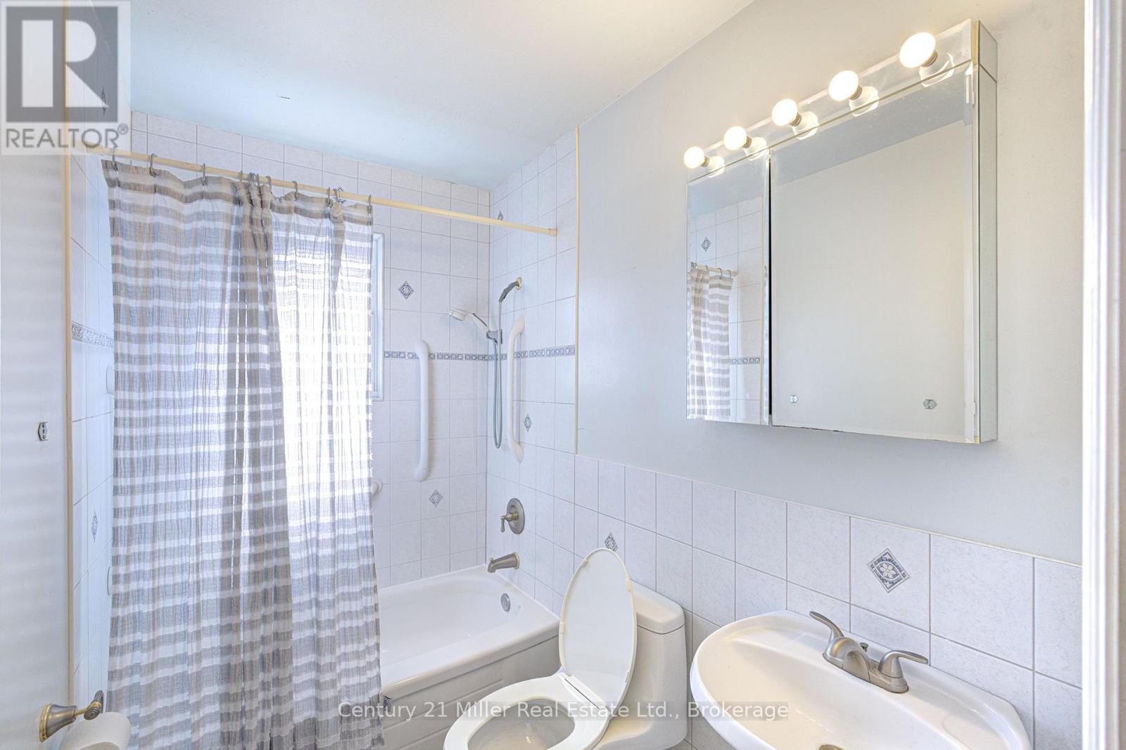 46 Woodlawn Avenue, Mississauga, Ontario  L5G 3K6 - Photo 10 - W12467684