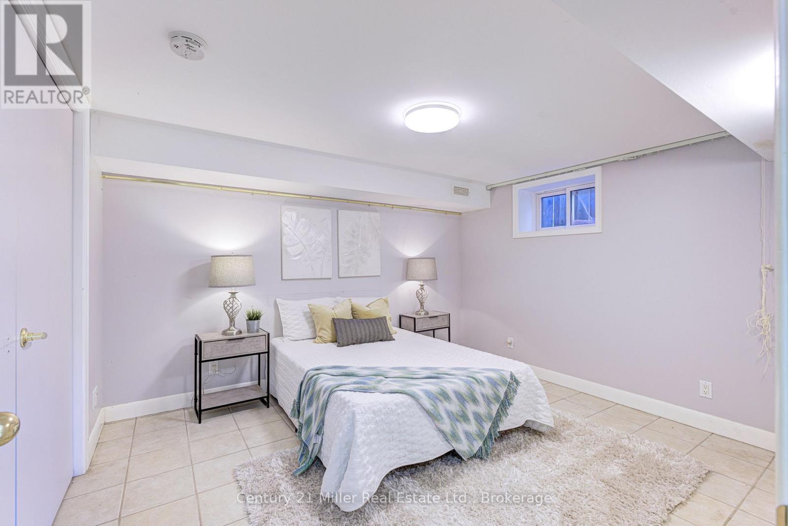 46 Woodlawn Avenue, Mississauga, Ontario  L5G 3K6 - Photo 13 - W12467684