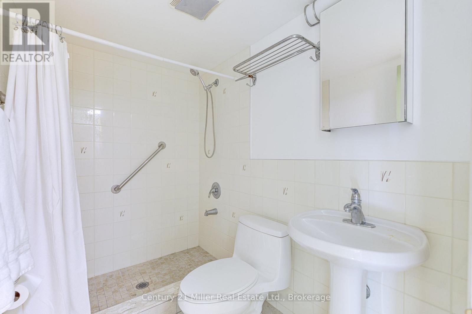 46 Woodlawn Avenue, Mississauga, Ontario  L5G 3K6 - Photo 14 - W12467684