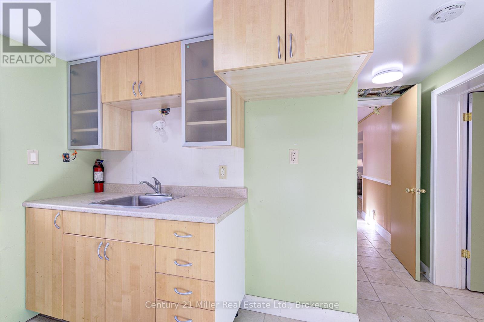 46 Woodlawn Avenue, Mississauga, Ontario  L5G 3K6 - Photo 16 - W12467684