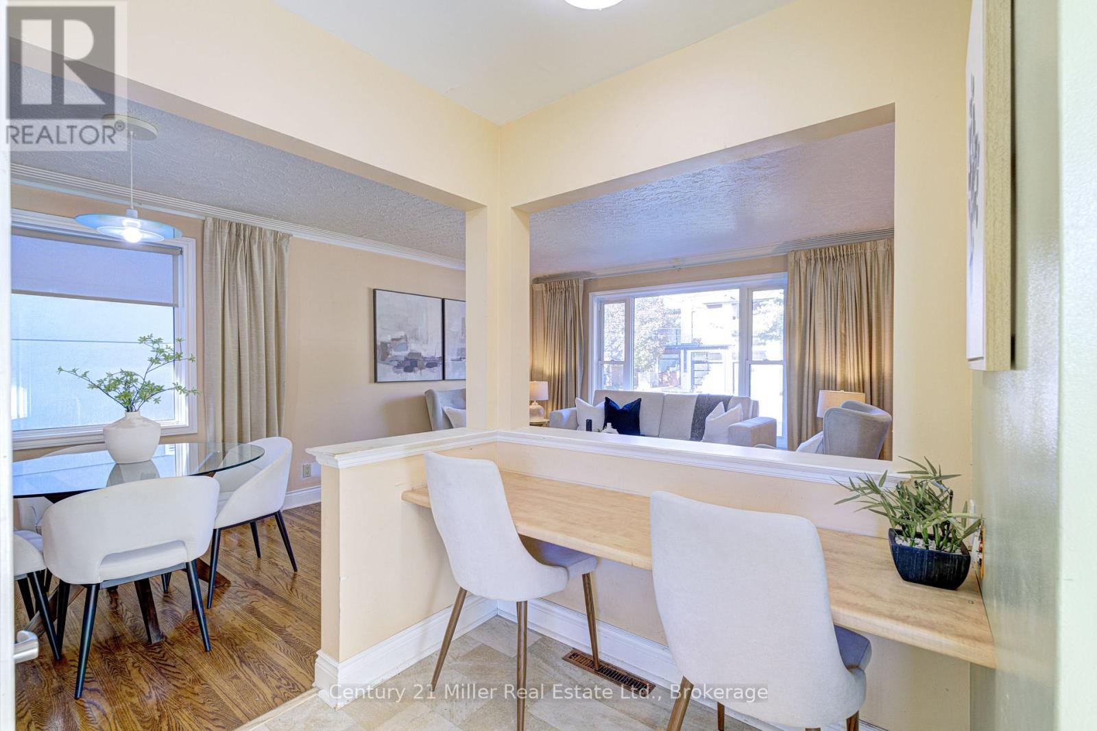 46 Woodlawn Avenue, Mississauga, Ontario  L5G 3K6 - Photo 4 - W12467684