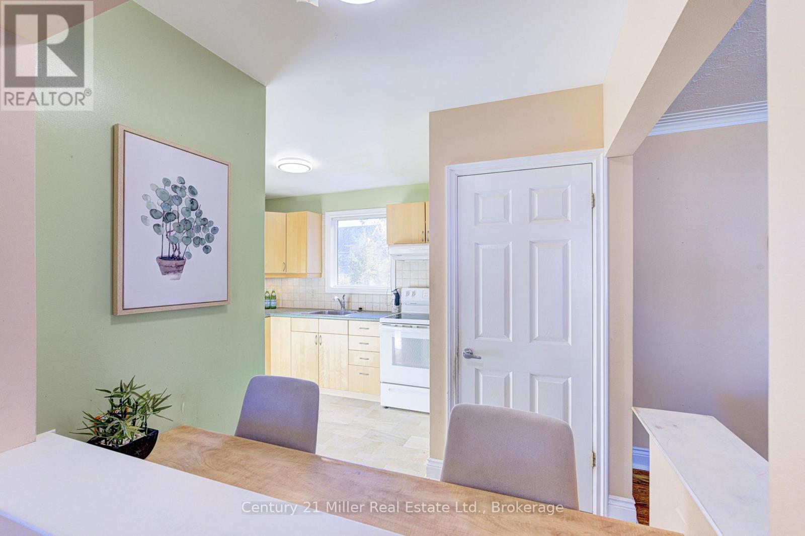 46 Woodlawn Avenue, Mississauga, Ontario  L5G 3K6 - Photo 5 - W12467684