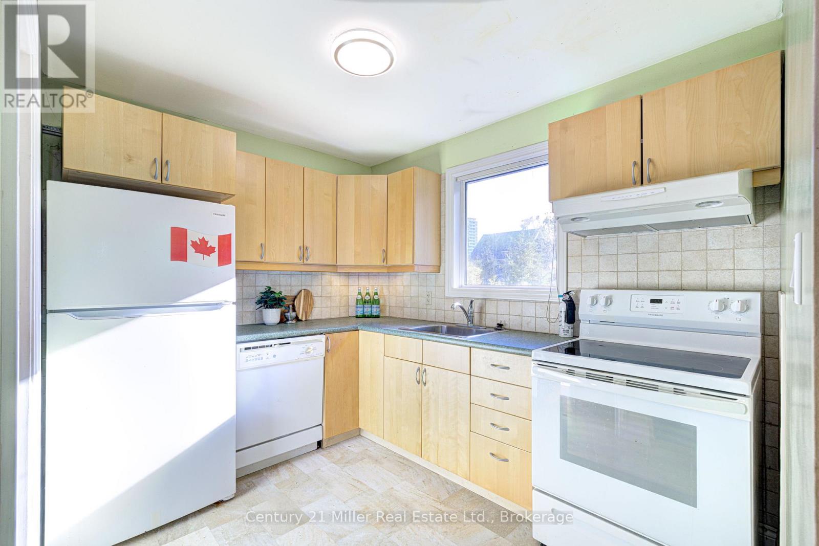 46 Woodlawn Avenue, Mississauga, Ontario  L5G 3K6 - Photo 6 - W12467684