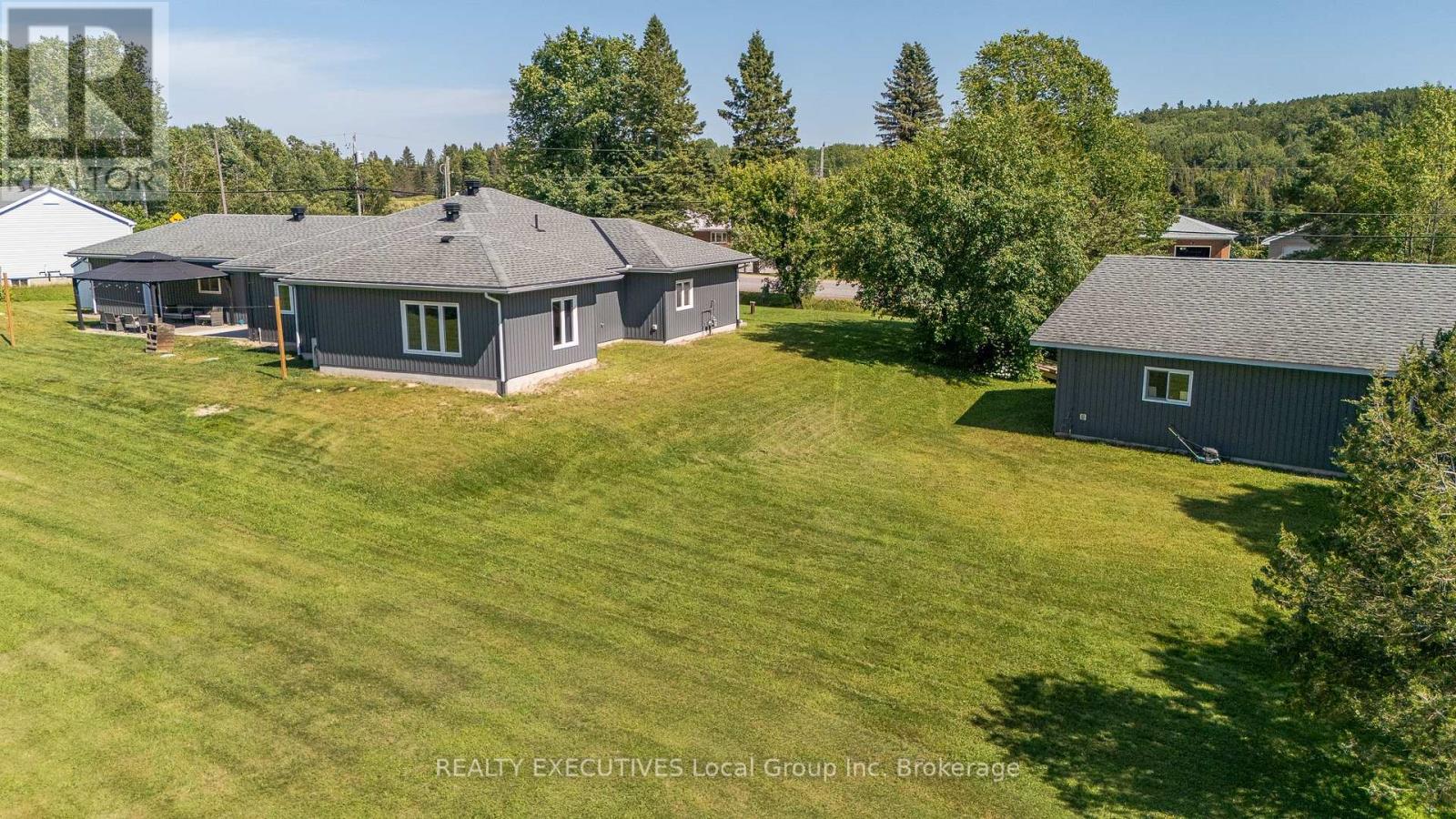 98 Memorial Park Drive E, Powassan, Ontario  P0H 1Z0 - Photo 11 - X12467810