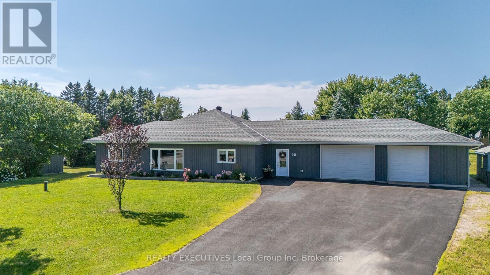 98 Memorial Park Drive E, Powassan, Ontario  P0H 1Z0 - Photo 2 - X12467810