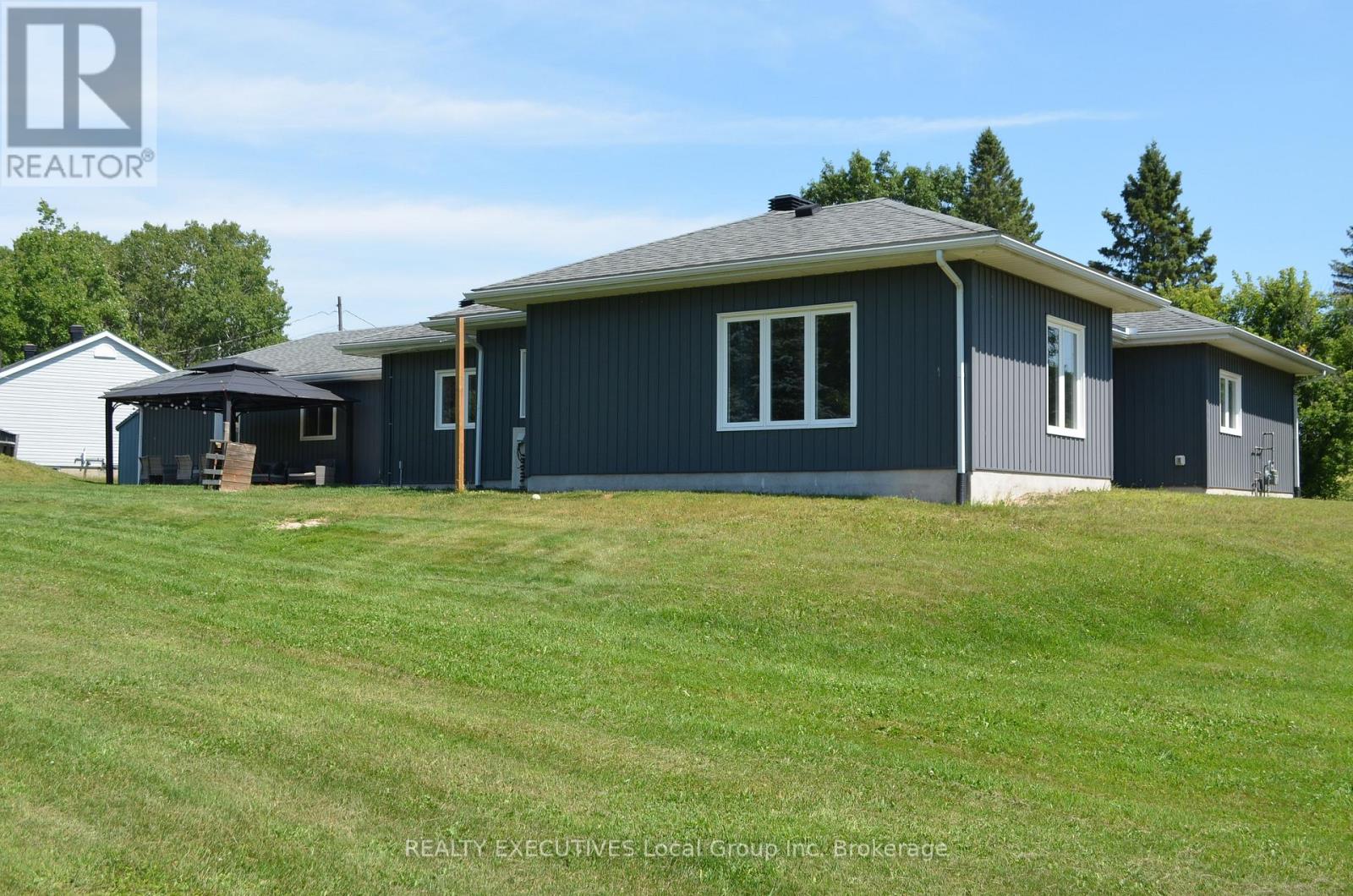 98 Memorial Park Drive E, Powassan, Ontario  P0H 1Z0 - Photo 6 - X12467810