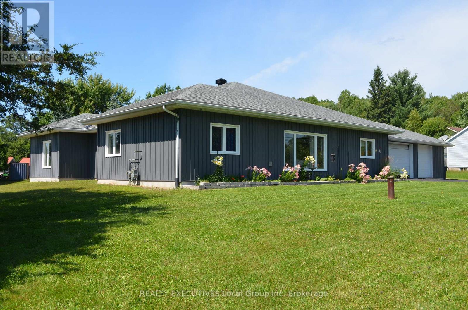 98 Memorial Park Drive E, Powassan, Ontario  P0H 1Z0 - Photo 8 - X12467810