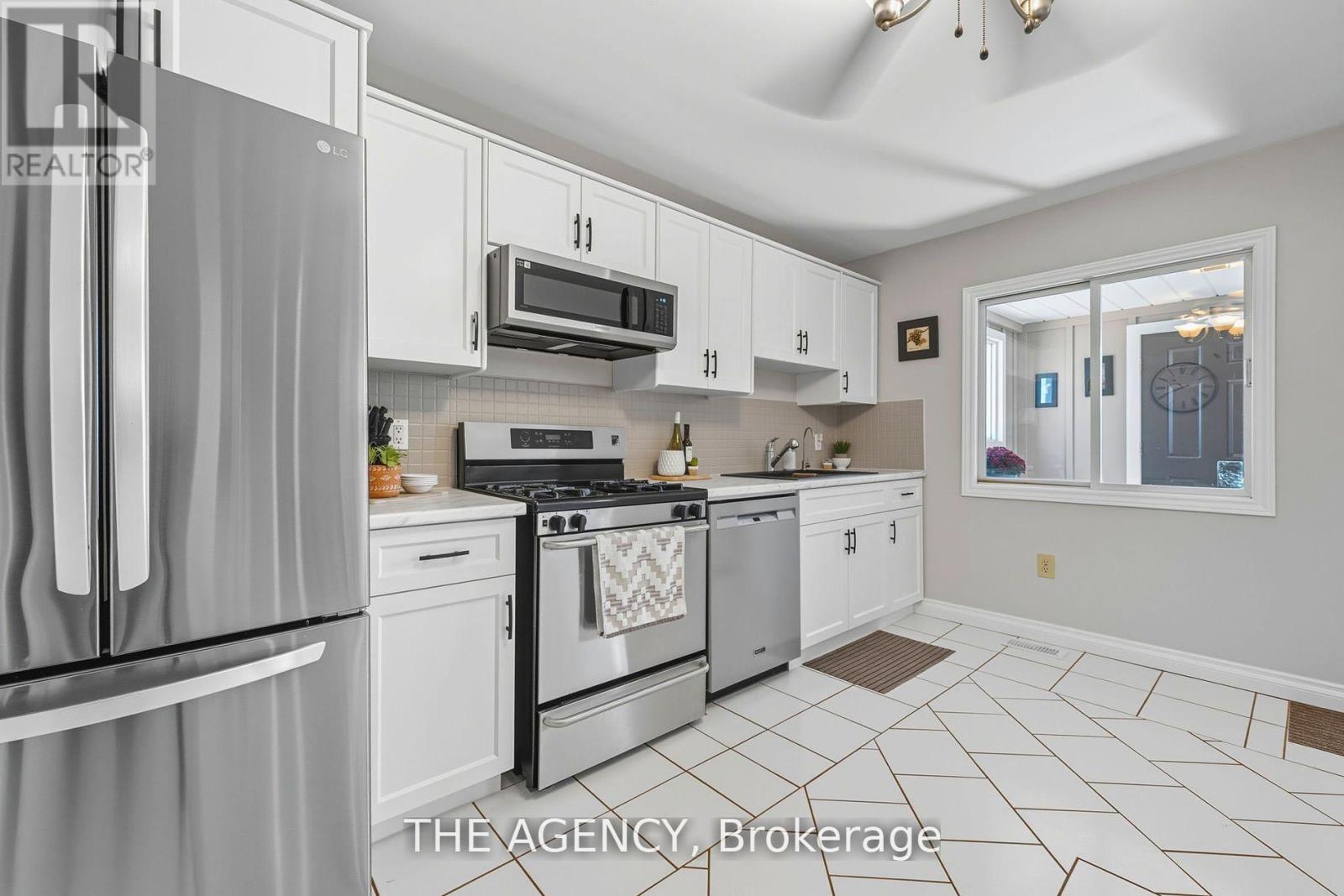 6359 Lyons Creek Road, Niagara Falls, Ontario  L2G 0L9 - Photo 12 - X12467753