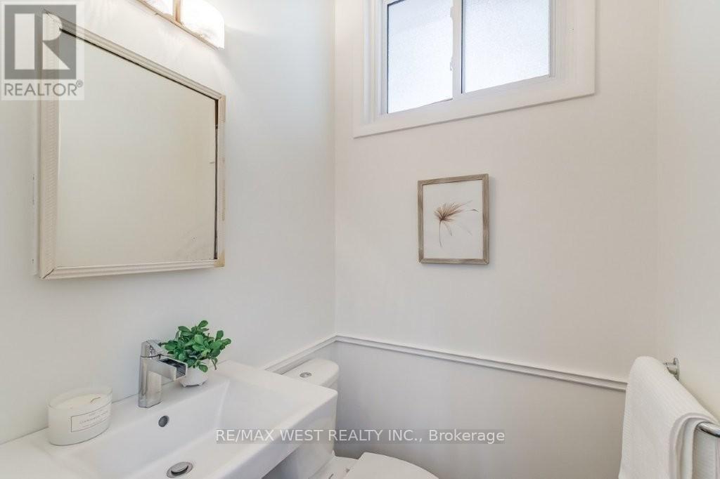47 Breadner Drive, Toronto, Ontario  M9R 3M5 - Photo 20 - W12467623