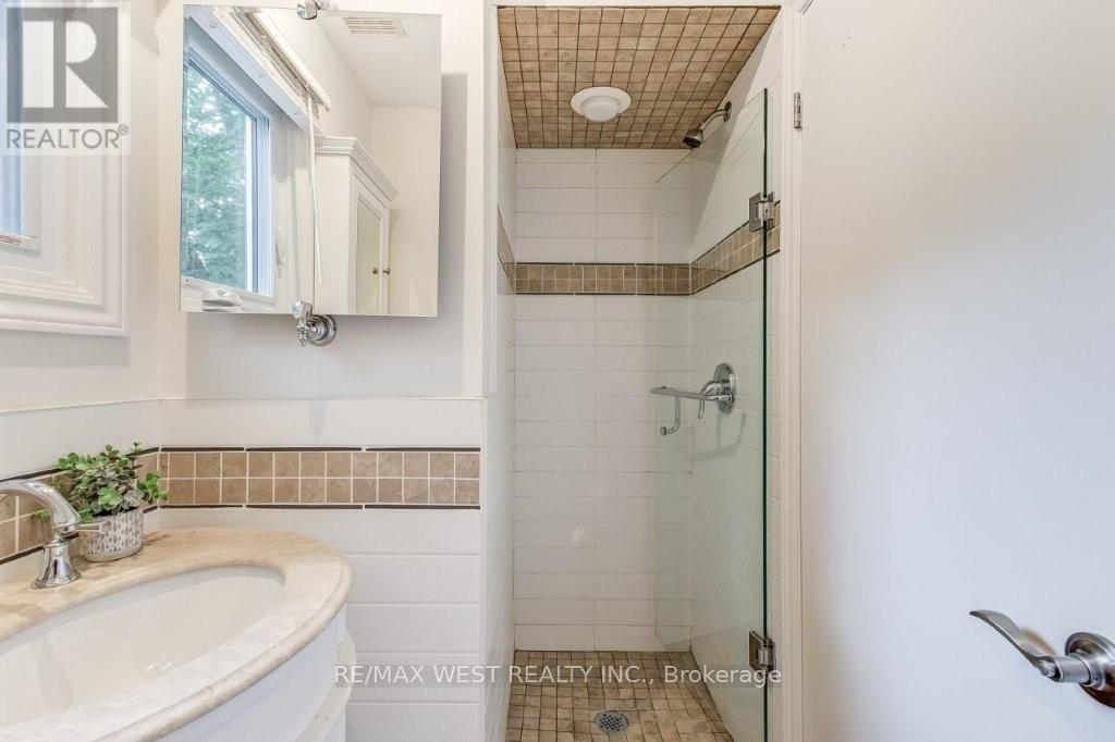 47 Breadner Drive, Toronto, Ontario  M9R 3M5 - Photo 23 - W12467623