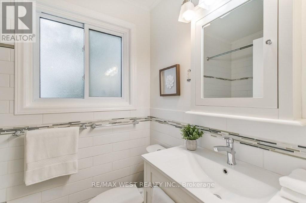 47 Breadner Drive, Toronto, Ontario  M9R 3M5 - Photo 28 - W12467623
