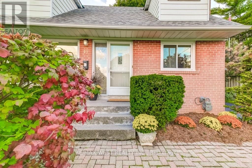 47 Breadner Drive, Toronto, Ontario  M9R 3M5 - Photo 3 - W12467623