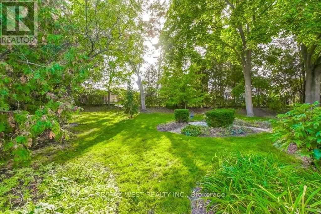 47 Breadner Drive, Toronto, Ontario  M9R 3M5 - Photo 33 - W12467623
