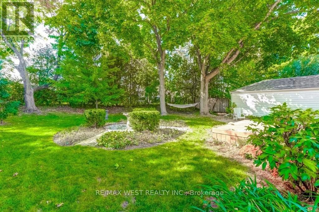 47 Breadner Drive, Toronto, Ontario  M9R 3M5 - Photo 37 - W12467623