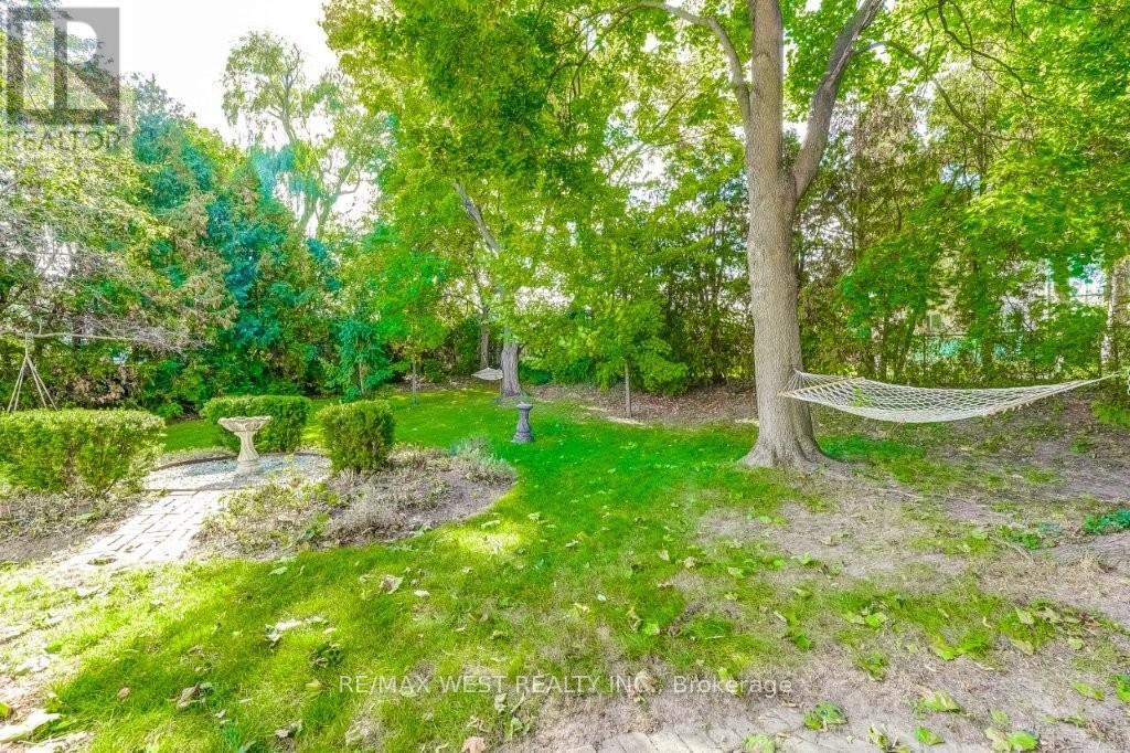 47 Breadner Drive, Toronto, Ontario  M9R 3M5 - Photo 38 - W12467623