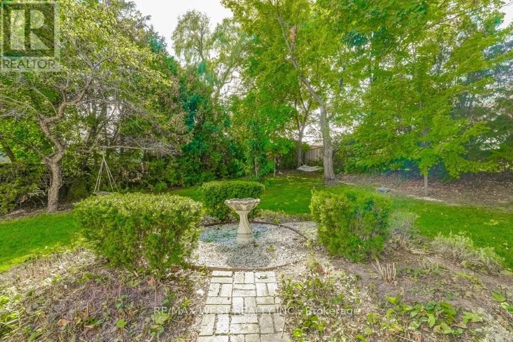 47 Breadner Drive, Toronto, Ontario  M9R 3M5 - Photo 40 - W12467623