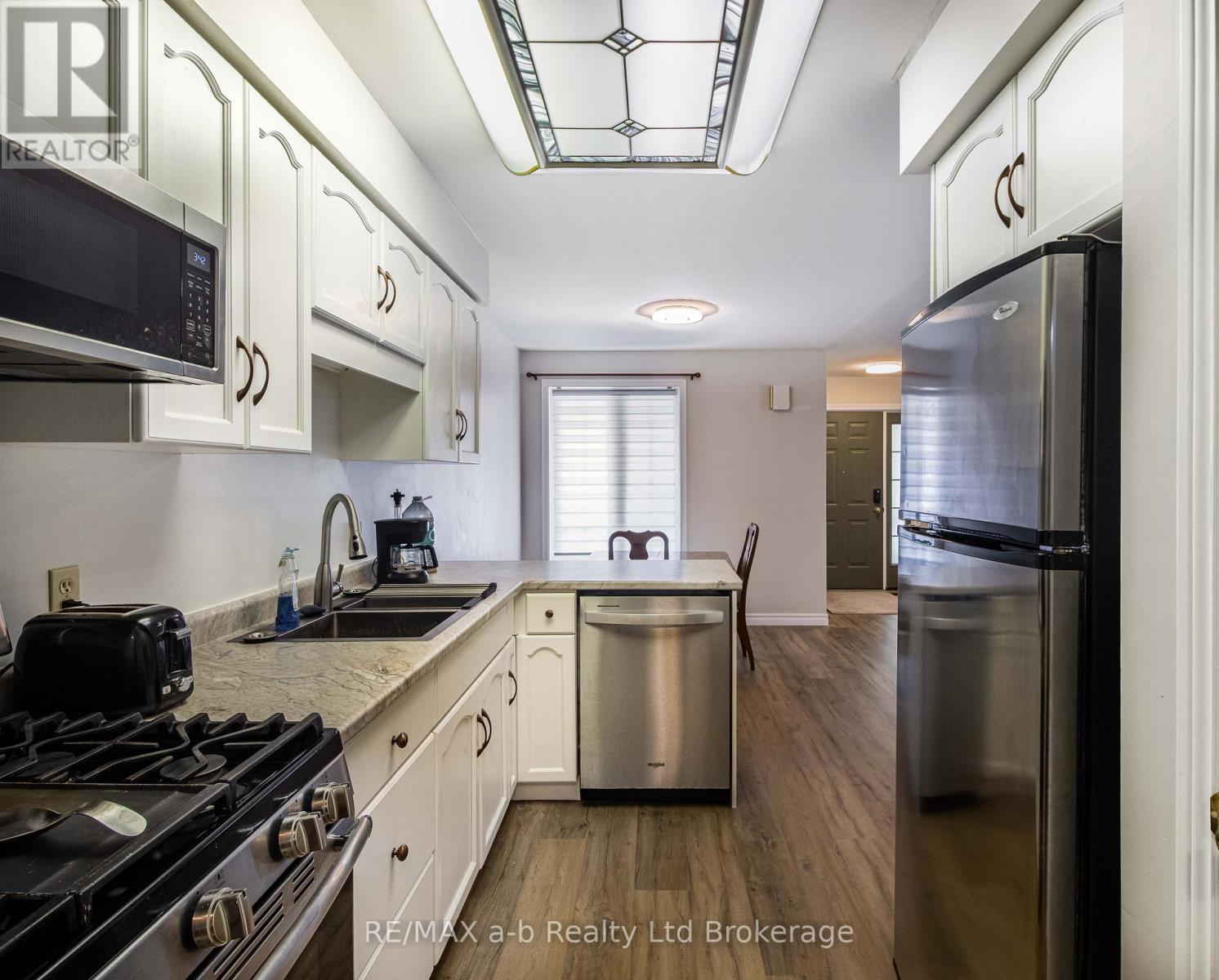 18 Oriole Crescent, Woodstock, Ontario  N4T 1T1 - Photo 4 - X12467800