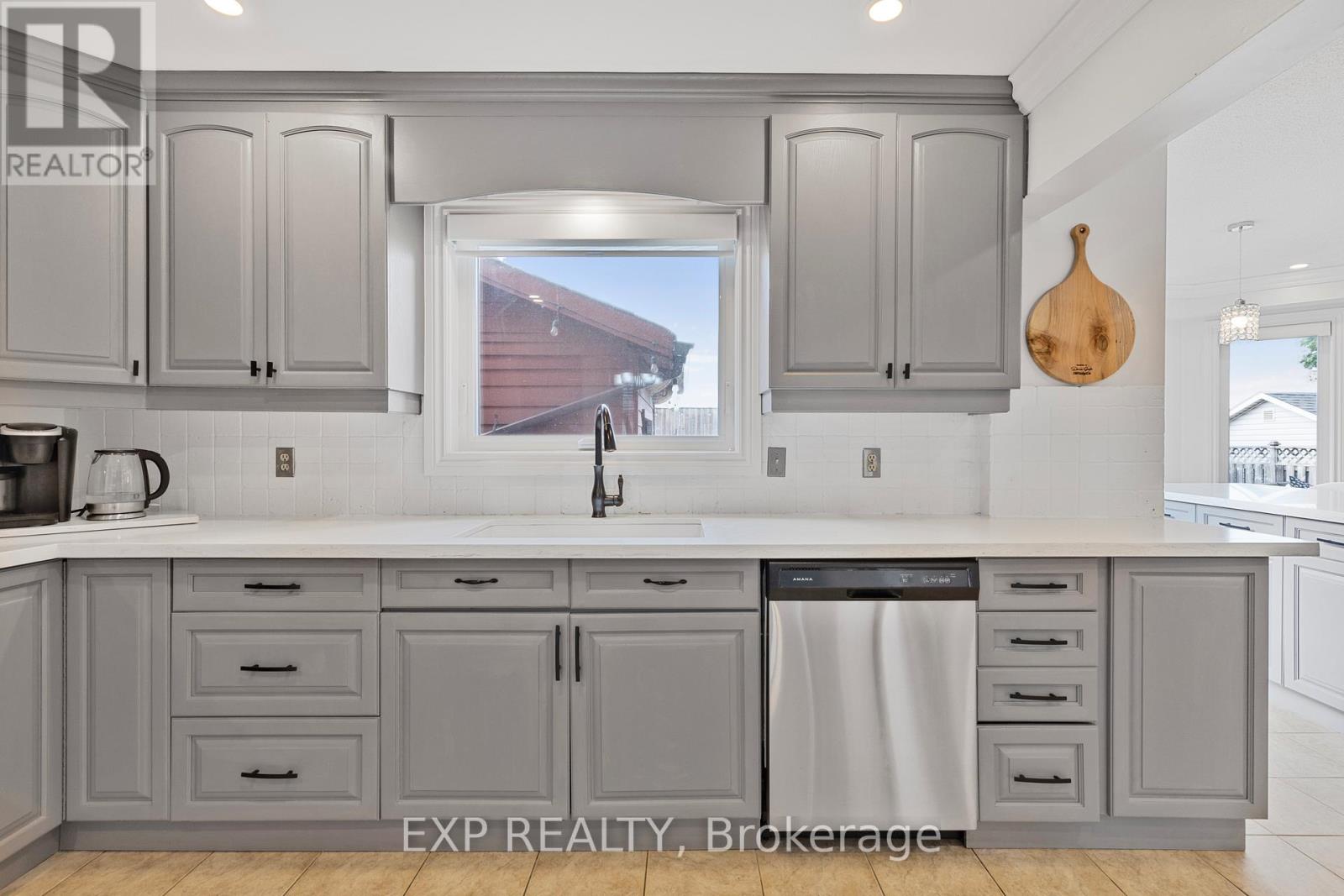 10 Vega Crescent, Hamilton, Ontario  L8E 4S7 - Photo 11 - X12467577