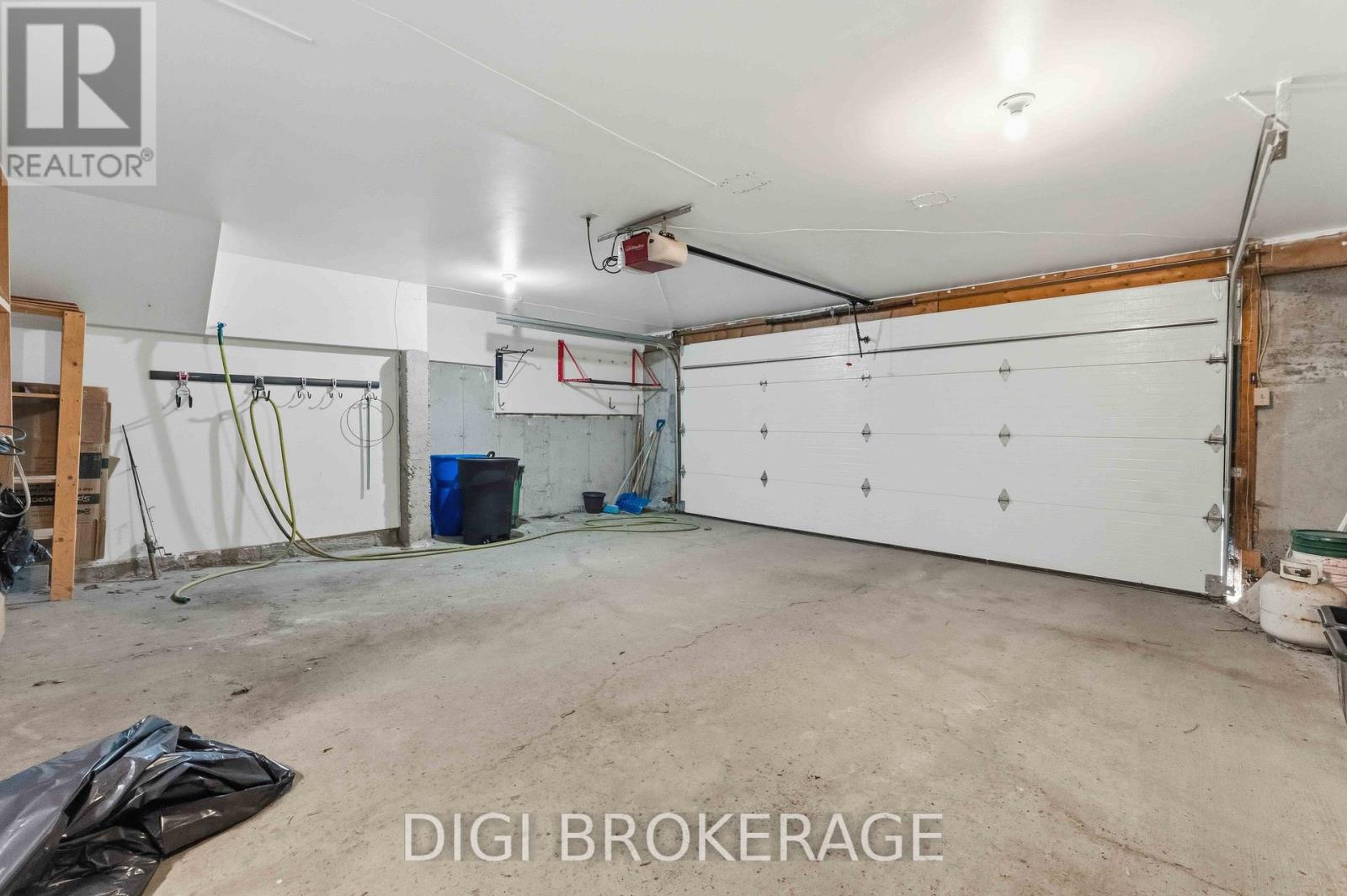 98 Gillespie Crescent, Ottawa, Ontario  K1V 0J2 - Photo 43 - X12465269