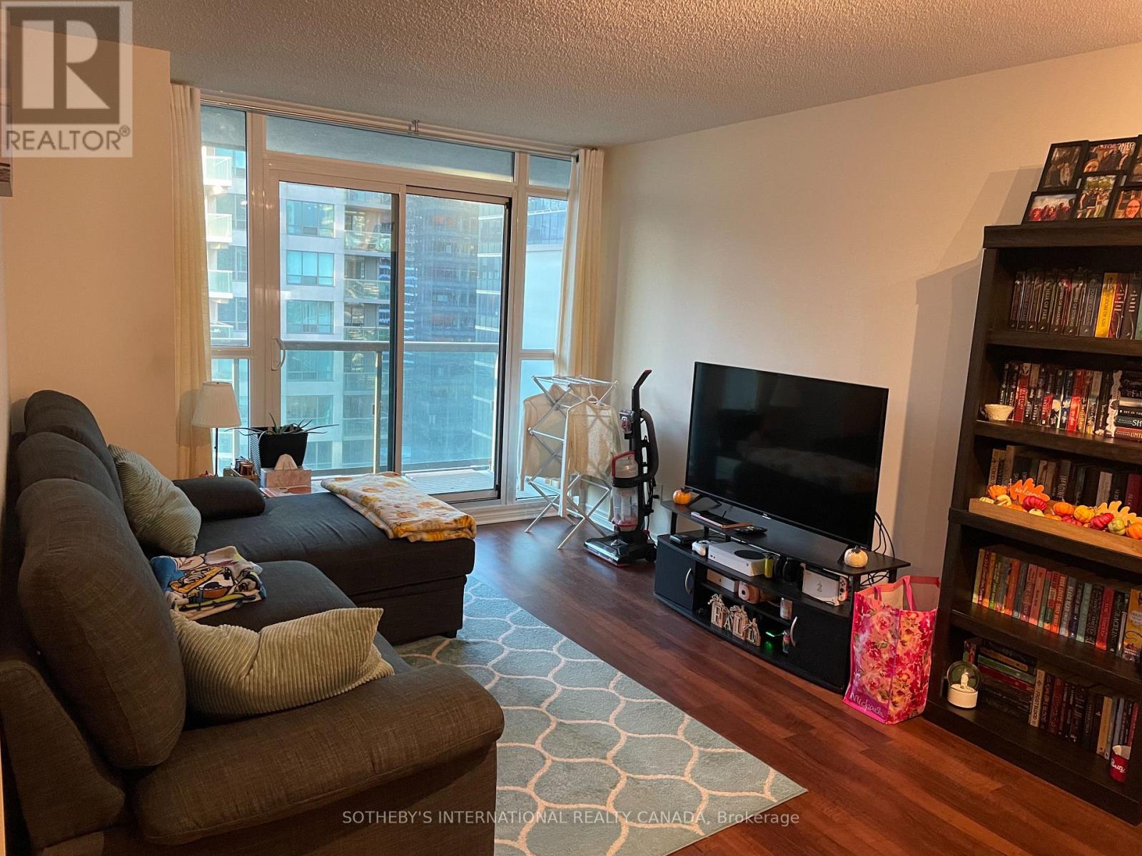 3303 - 19 Grand Trunk Crescent, Toronto, Ontario  M5J 3A3 - Photo 3 - C12467788