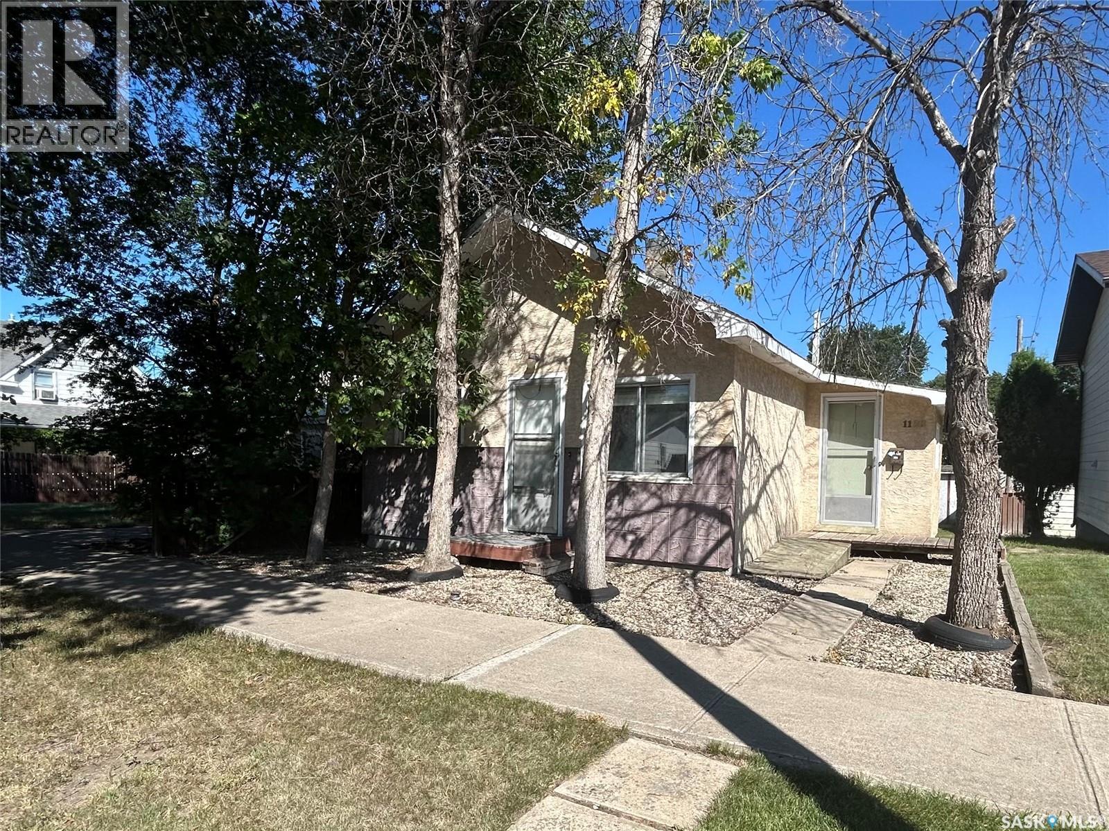 1122 Iroquois Street W, Moose Jaw, Saskatchewan  S6H 5B9 - Photo 1 - SK021026