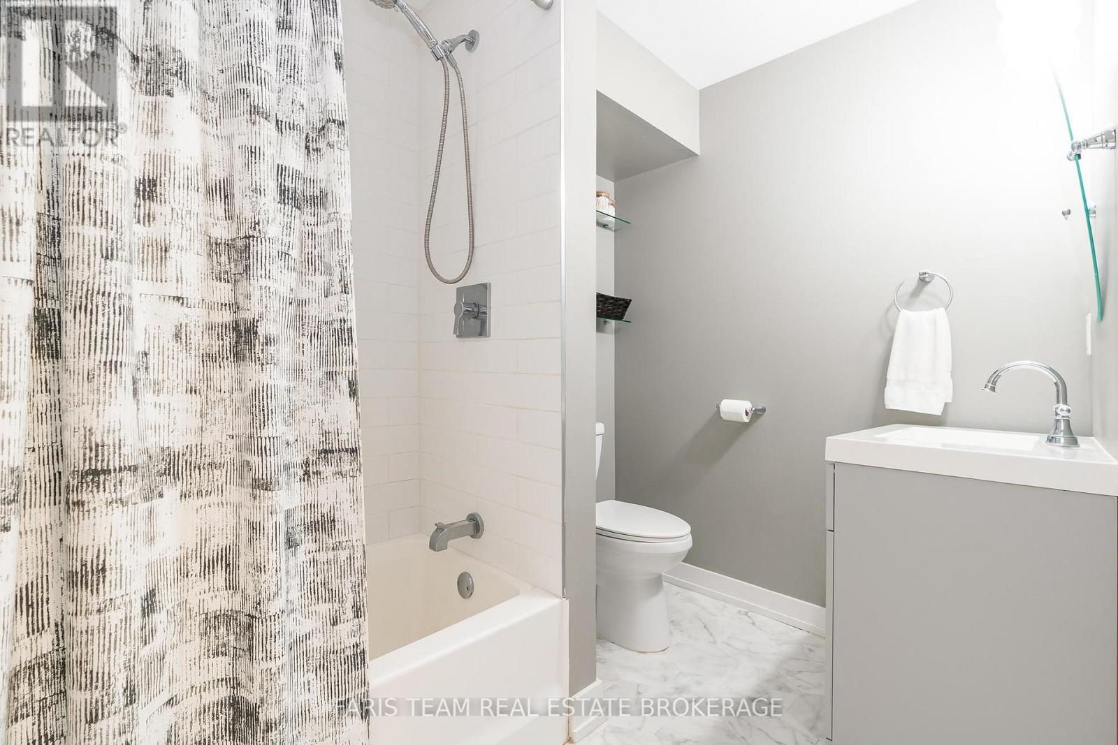 99 Fred Cook Drive, Bradford West Gwillimbury, Ontario  L3Z 1V1 - Photo 35 - N12467740