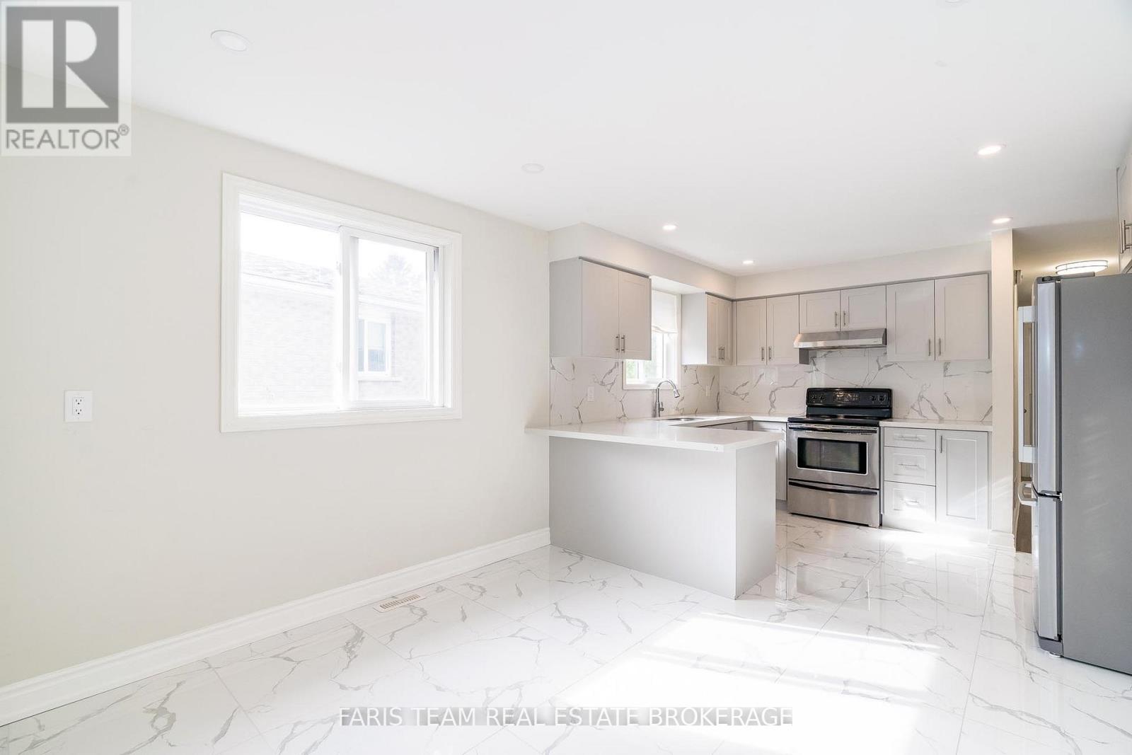 99 Fred Cook Drive, Bradford West Gwillimbury, Ontario  L3Z 1V1 - Photo 5 - N12467740