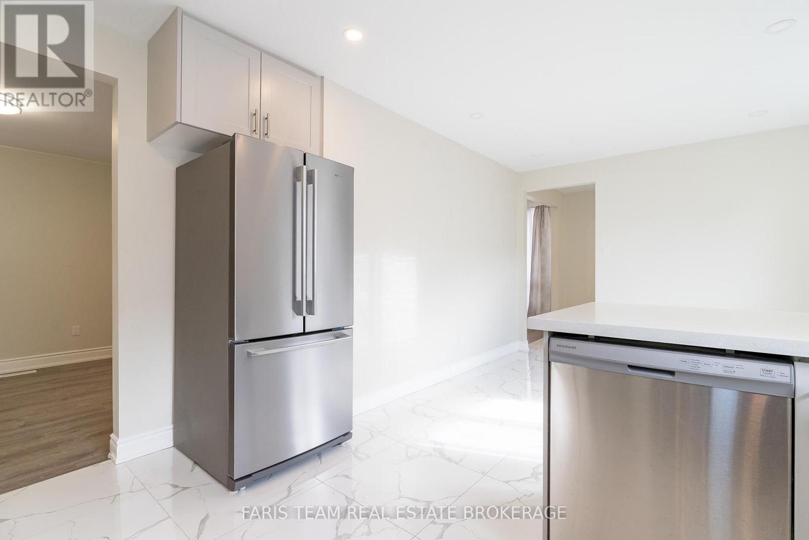 99 Fred Cook Drive, Bradford West Gwillimbury, Ontario  L3Z 1V1 - Photo 8 - N12467740
