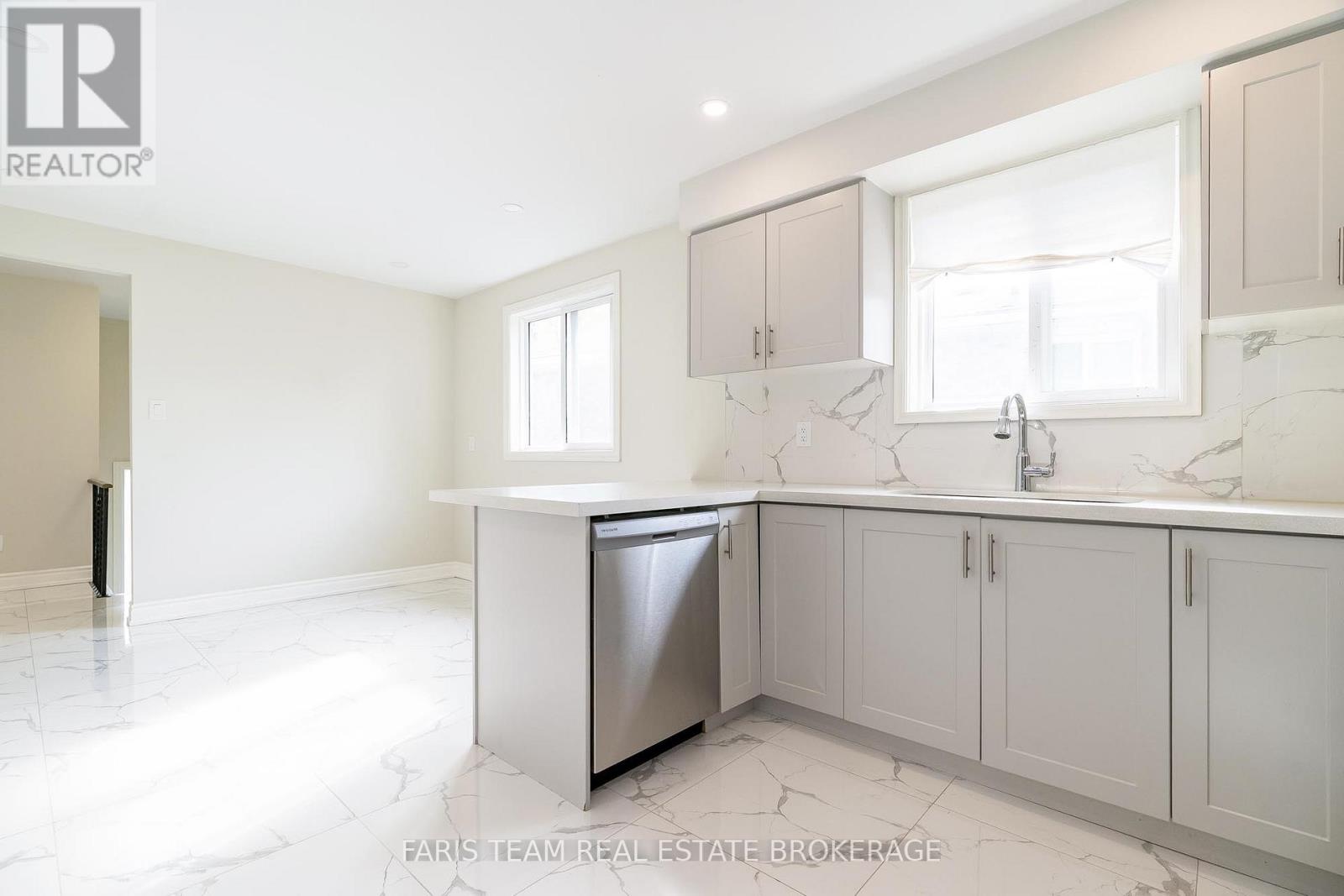 99 Fred Cook Drive, Bradford West Gwillimbury, Ontario  L3Z 1V1 - Photo 9 - N12467740