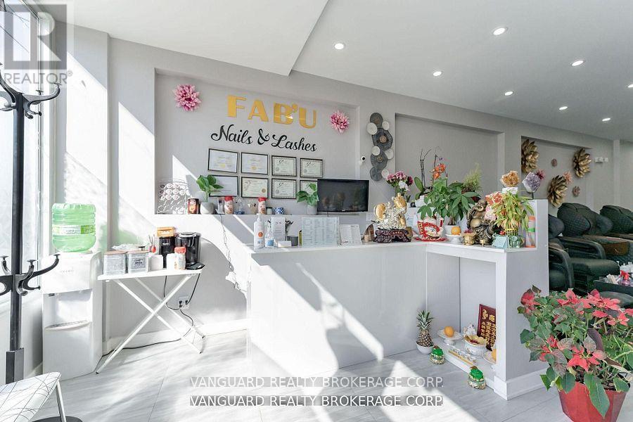 Main Floor - 1707 Jane Street, Toronto, Ontario  M9N 2S3 - Photo 3 - W12467631