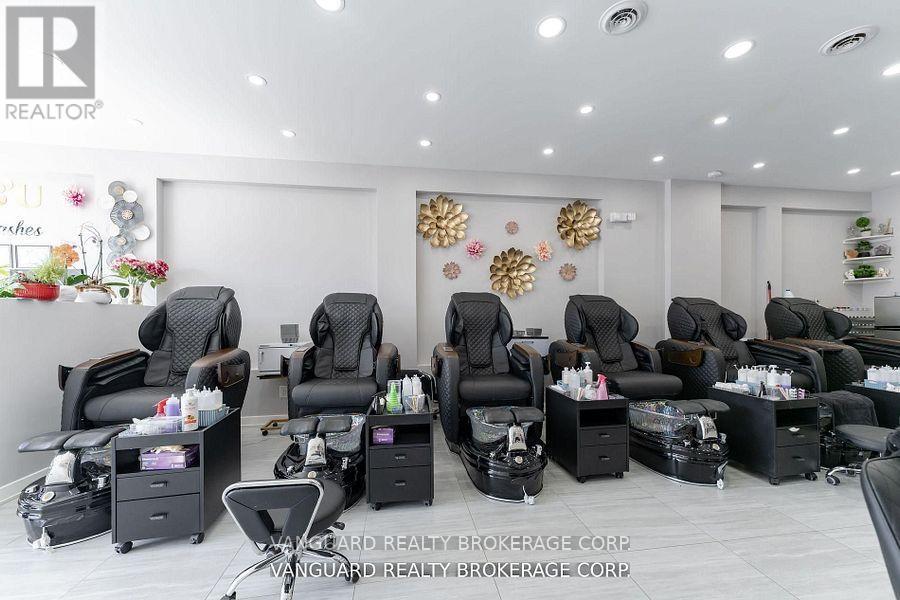 Main Floor - 1707 Jane Street, Toronto, Ontario  M9N 2S3 - Photo 5 - W12467631