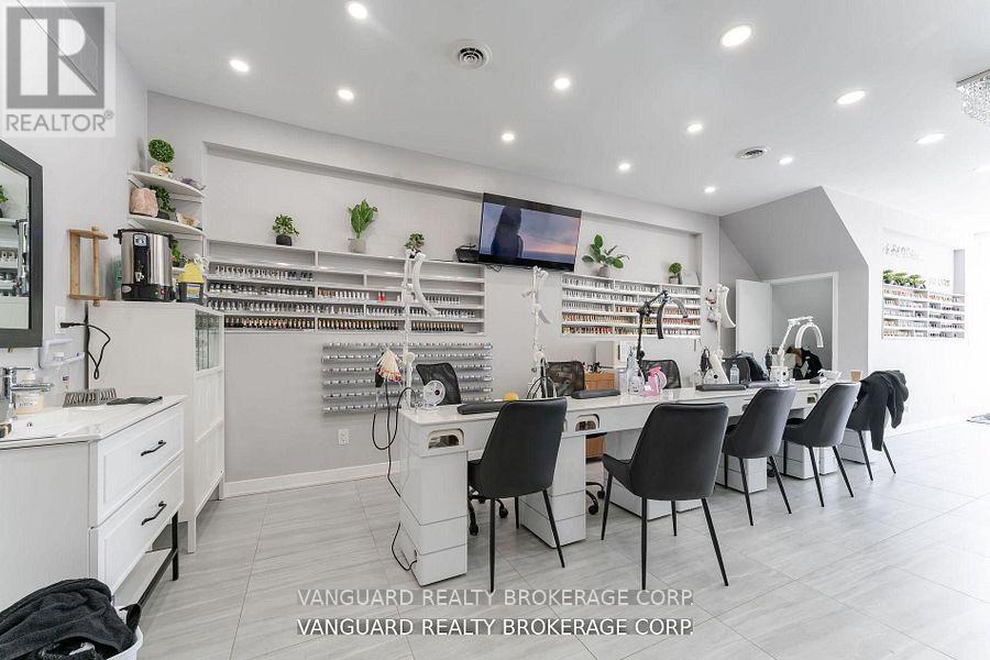 Main Floor - 1707 Jane Street, Toronto, Ontario  M9N 2S3 - Photo 6 - W12467631