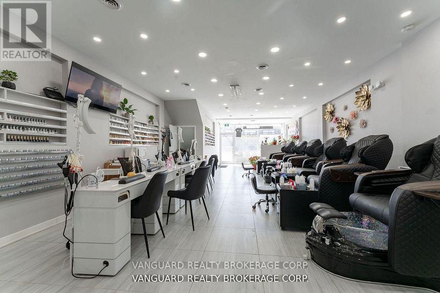 Main Floor - 1707 Jane Street, Toronto, Ontario  M9N 2S3 - Photo 7 - W12467631