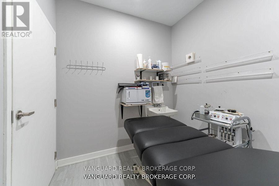 Main Floor - 1707 Jane Street, Toronto, Ontario  M9N 2S3 - Photo 8 - W12467631