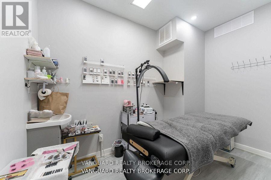 Main Floor - 1707 Jane Street, Toronto, Ontario  M9N 2S3 - Photo 9 - W12467631