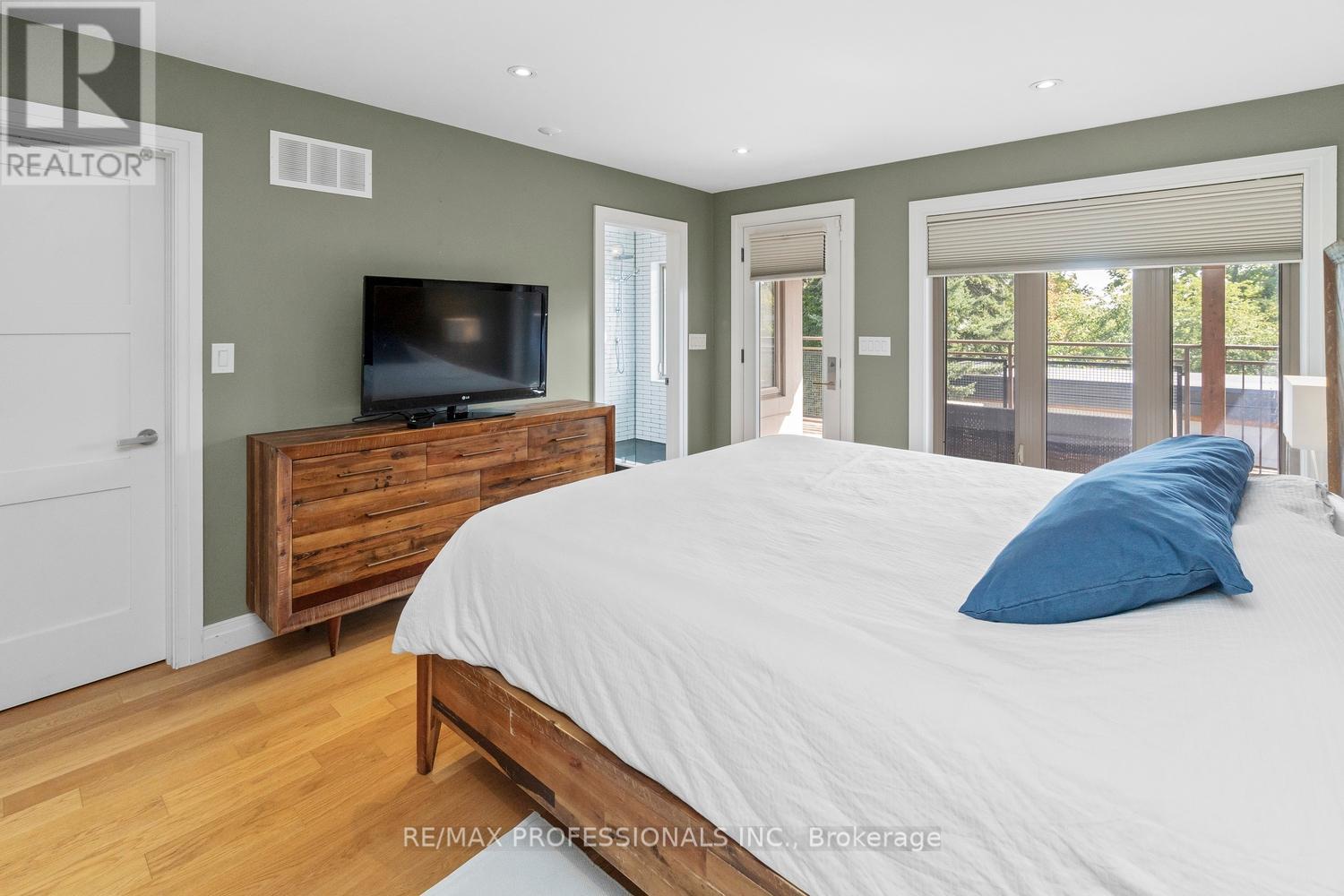71 Morningside Avenue, Toronto, Ontario  M6S 1C8 - Photo 17 - W12467641