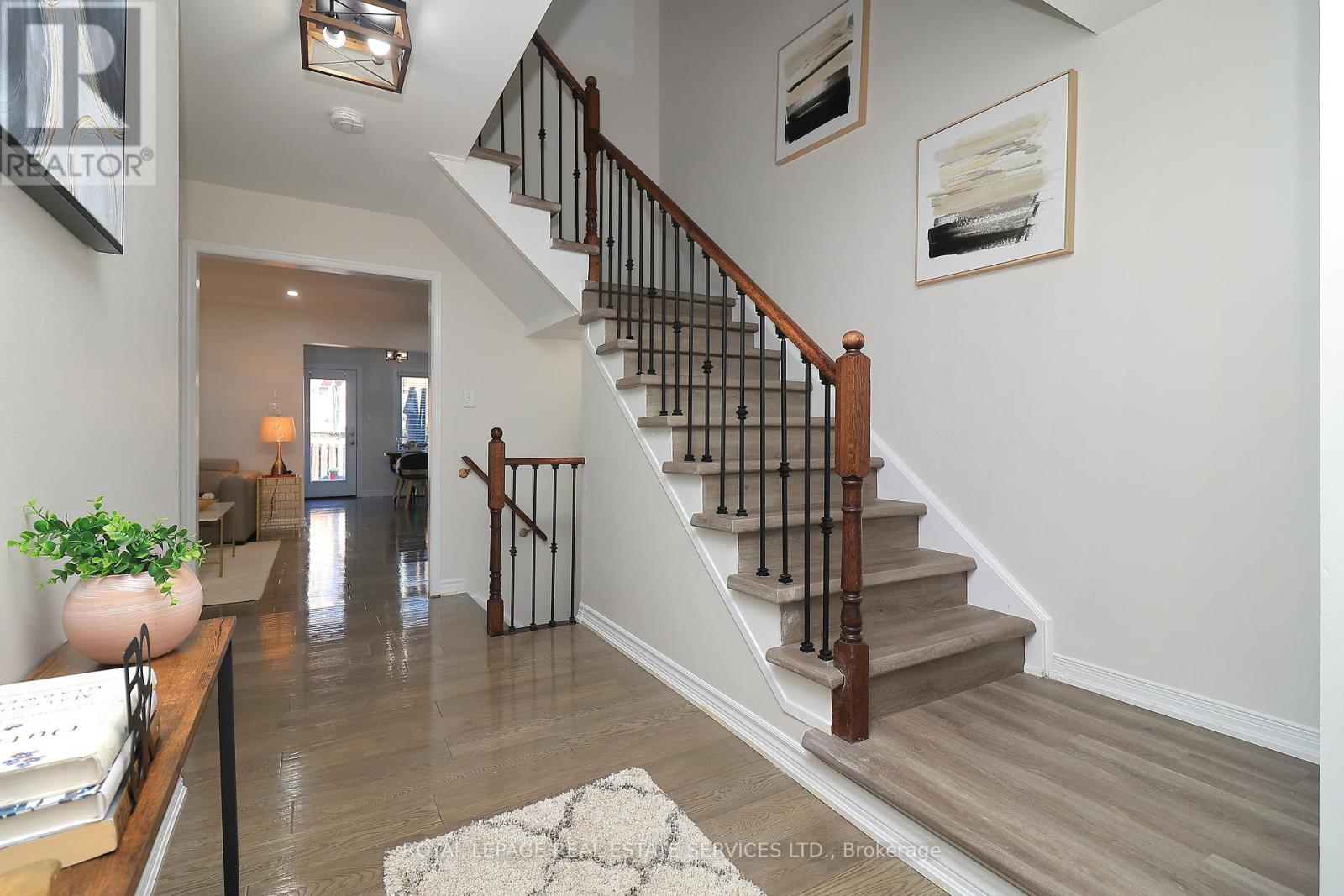 1747 Cobra Crescent, Burlington, Ontario  L7L 7L5 - Photo 2 - W12467657