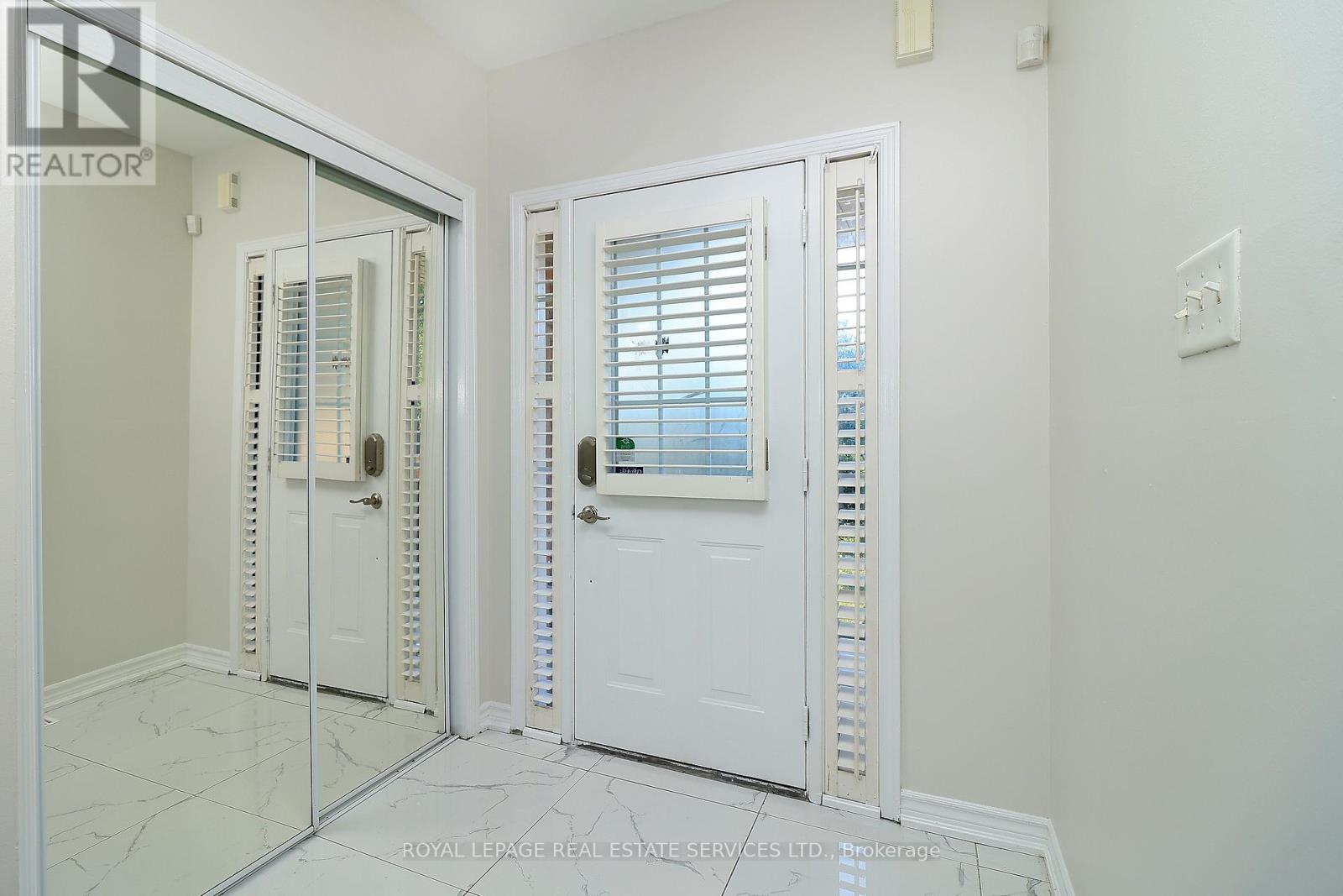 1747 Cobra Crescent, Burlington, Ontario  L7L 7L5 - Photo 3 - W12467657