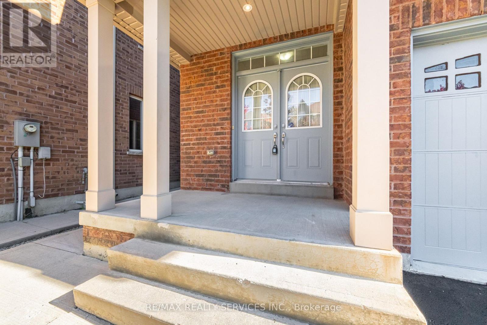 27 Sussexvale Drive, Brampton, Ontario  L6R 3S1 - Photo 9 - W12467691