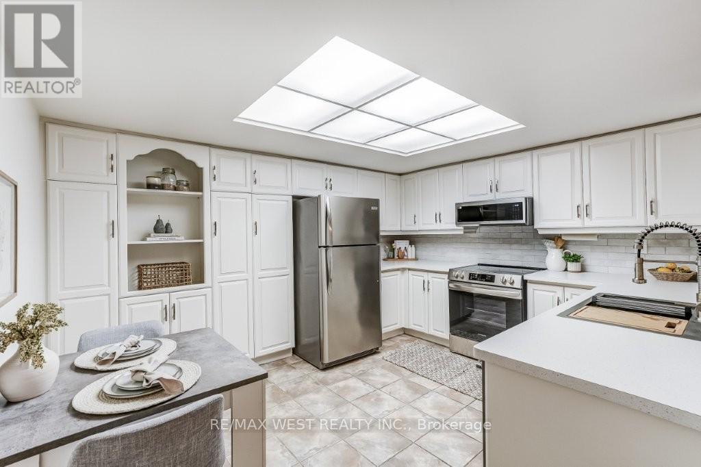 707 - 1237 North Shore Boulevard E, Burlington, Ontario  L7S 2H8 - Photo 2 - W12467696