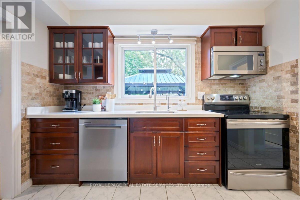 2340 Homelands Drive, Mississauga (Sheridan), Ontario  L5K 1G6 - Photo 12 - W12467706